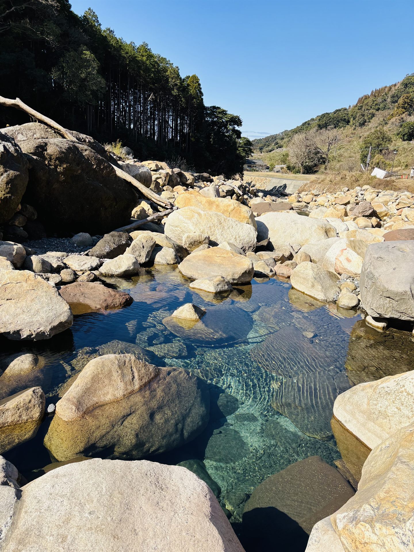 花崗岩に濾過された澄んだ天然水